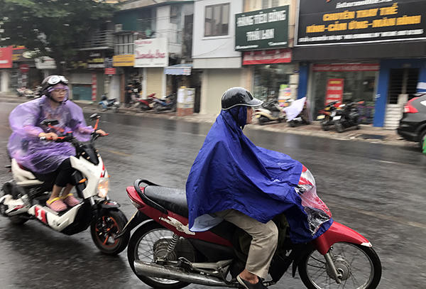 Dù lượng mưa không lớn, nhưng cũng làm bầu không khí Hà Nội bớt ngột ngạt