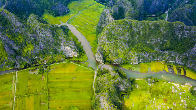 Để tham quan hết được Tam Cốc chỉ có một con đường duy nhất là đi bằng thuyền, nếu bạn muốn đi bộ thì chỉ có thể đi được khoảng 1/4 quãng đường và chỉ đi loanh quanh bên ngoài. Sau khi đi qua hang thứ nhất là không còn đường bộ nào nữa.