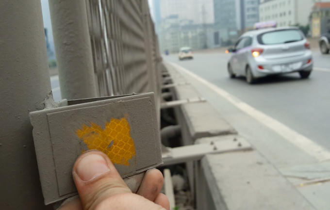 Toàn bộ hệ thống phản quang trên tuyến cao tốc trên cao đã bị phủ một lớp bụi dày là do trời mưa trong mấy ngày gần đây?