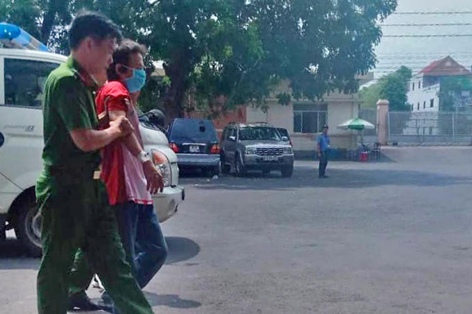 Công an dẫn giải nghi can Trần Trọng Luận đến bệnh viện theo dõi sức khỏe