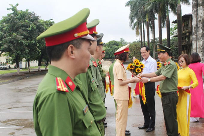 Thiếu tướng Đoàn Ngọc Hùng đánh trống khai mạc và cùng ông Đỗ Mạnh Tuấn, Chủ tịch UBND quận Bắc Từ Liêm tặng hoa đại diện các đội tham dự hội khỏe