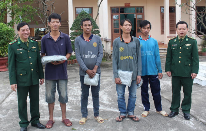Bốn thuyền viên được BĐBP TP Đà Nẵng giải cứu. Ảnh: Trúc Hà.
