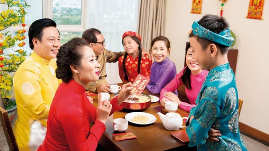 Phong tục lì xì đầu năm: Nét đẹp văn hóa truyền thống gắn kết tình thân. (Ảnh: hanoimoi.vn)
