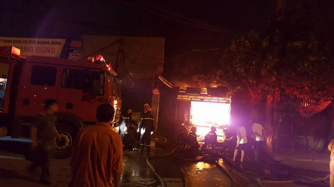 Lính cứu hỏa làm việc liên tục.