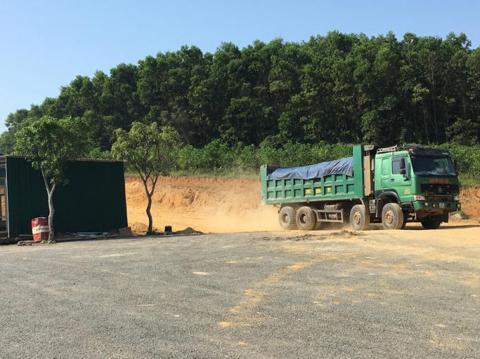 Xe tải chở đất ngay phía sau nhà xưởng thuộc địa phận Cty Triệu Thái Sơn. Ảnh: Nguyệt Chi