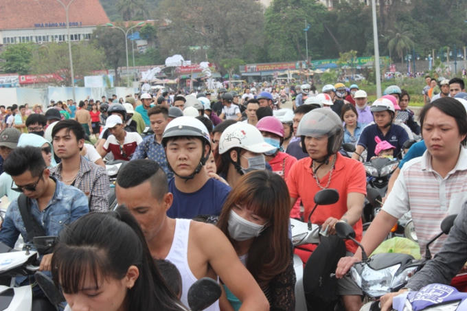 Quảng Ninh: Biển người trên bãi tắm ở vịnh Hạ Long