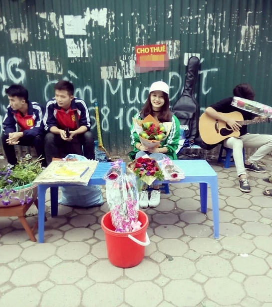  Quầy kinh doanh của các bạn sinh viên trước cổng đại học Công Nghiệp.