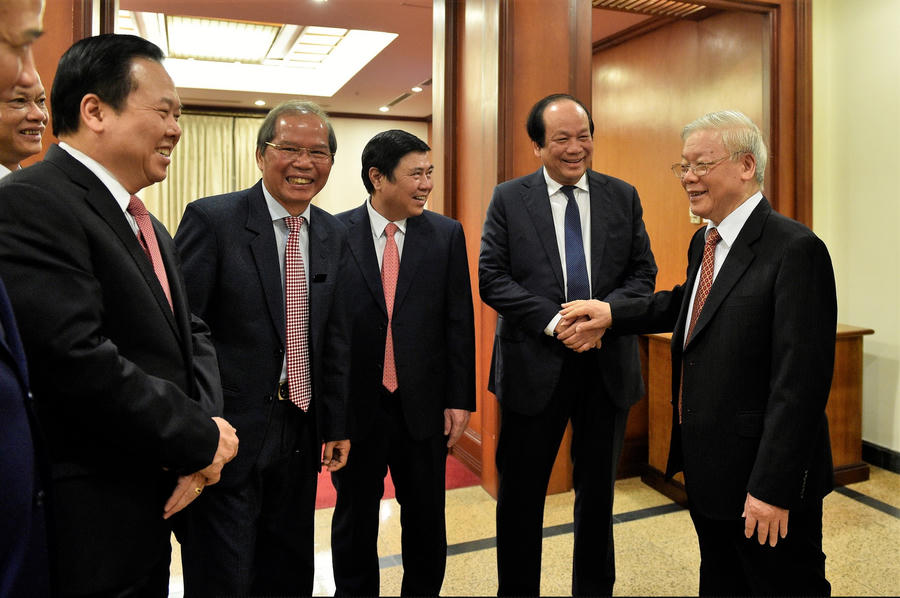 Tổng Bí thư, Chủ tịch nước Nguyễn Phú Trọng trò chuyện với các đại biểu dự Hội nghị Trung ương 12. Ảnh: VGP/Nhật Bắc