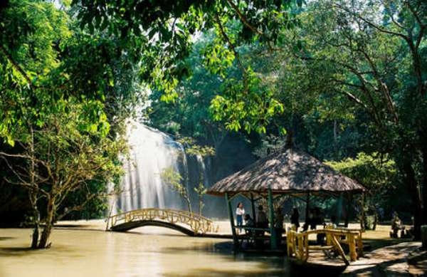 Thác Prenn khá nổi tiếng ở Đà Lạt, cách trung tâm thành phố khoảng 10km.