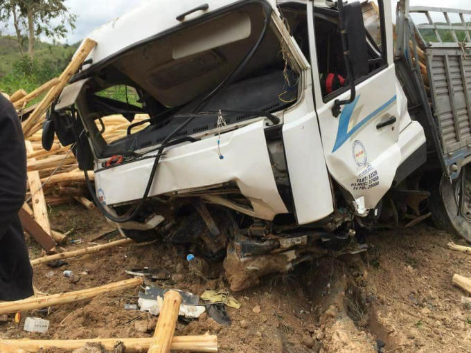 Chiếc xe tải sau khi va chạm xe máy đã tông vào taluy đường làm biến dạng phần đầu.