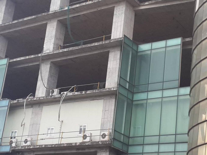 Các hạng mục đều dang dở.