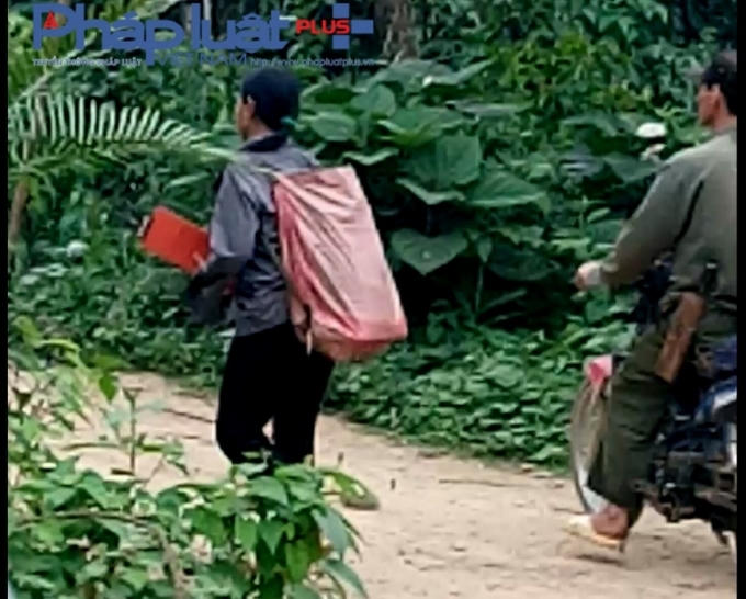 Người dân tiếp tục ôm cưa xăng, gùi dụng cụ khai thác vào rừng.
