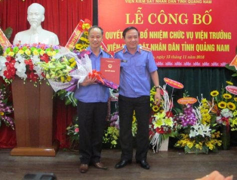 Ông Bùi Mạnh Cường, Phó Viện trưởng VKSND tối cao trao quyết định cho ông Nguyễn Văn Quang. Ảnh: VKSNDTC.