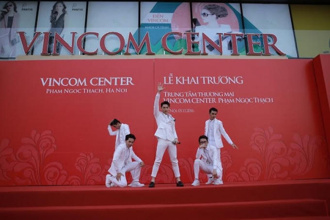 Màn biểu diễn ca nhạc sôi động tại Lễ khánh thành Vincom Center Phạm Ngọc Thạch.