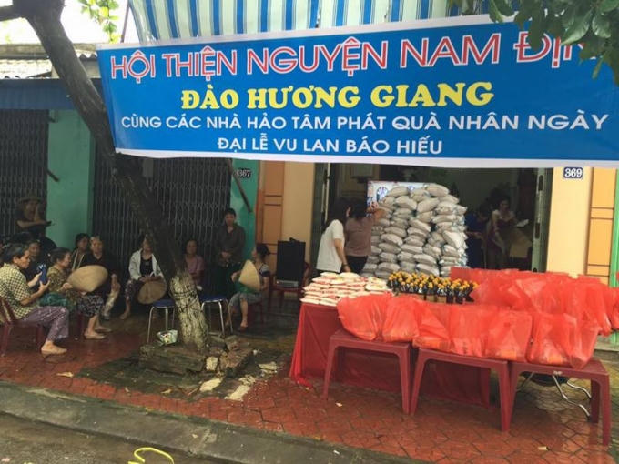 Chị Giang phát tâm nhân ngày lễ Vu Lan. Ảnh NVCC.