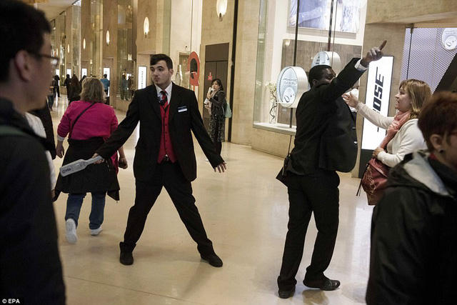 Bảo tàng Louvre ở trung tâm Paris chiều 7/5 đã phải sơ tán khẩn cấp sau khi bị đe dọa đánh bom. (Ảnh: EPA)