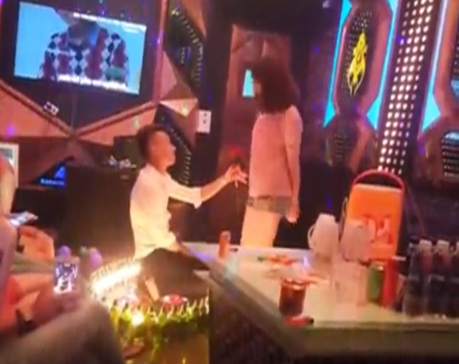 M&agrave;n tỏ t&igrave;nh của ch&agrave;ng trai với c&ocirc; g&aacute;i. ( Ảnh: Chụp m&agrave;n h&igrave;nh)