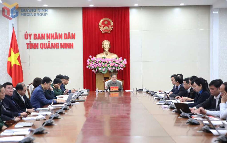 Chủ tịch UBND tỉnh Quảng Ninh ông Bùi Văn Khắng phát biểu kết luận tại cuộc họp. (Ảnh: QMG)