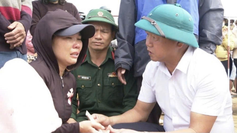 Phó Chủ tịch Ủy ban nhân dân tỉnh Đắk Lắk Đào Mỹ đến thăm hỏi, động viên, chia buồn và trao số tiền hỗ trợ cho các gia đình có người tử vong. Ảnh: Thủy Loan