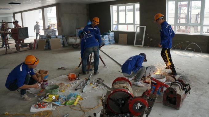 Công nhân đang hoàn thiện công trình.