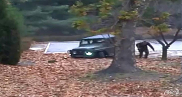 Binh sĩ Triều Tiên lái xe đào tẩu qua khu vực biên giới với Hàn Quốc hồi tháng 11 (Ảnh: AFP)