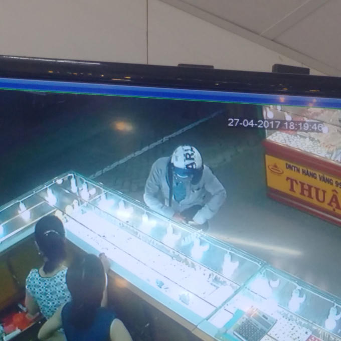 Nghi phạm đang thực hiện hành vi cướp tài sản. (Ảnh trích xuất từ camera)