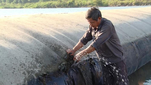 C&aacute;c c&ocirc;ng nh&acirc;n d&ugrave;ng m&agrave;n tuyn bọc lấy c&aacute;c n&ecirc;m gỗ để... v&aacute; đập&nbsp;- Ảnh: Nguyễn Ph&uacute;c