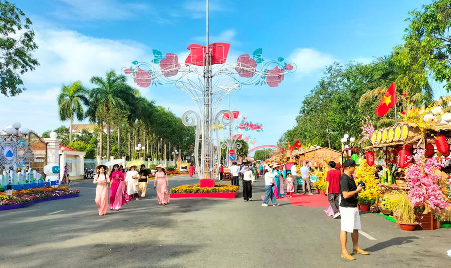 Không khí mùa Xuân rộn ràng tại phường Bạc Liêu – trung tâm tỉnh Bạc Liêu cũ, vùng đất “xứ Công tử Bạc Liêu” – náo nức đón chào năm mới.