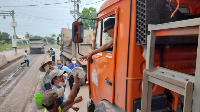 Một lái xe vừa trả tiền lẻ trả phí cho biết: “Công ty phát cho tài xế mỗi người 1 bịch tiền lẻ để trả phí. Mình là nhân viên chỉ biết làm theo, chứ không biết làm gì hơn”.