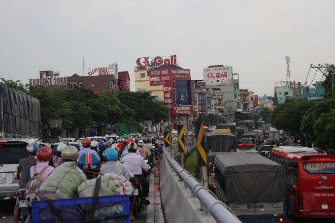 Đường Quang Trung cũng bị ùn ứ nghiêm trọng do các phương tiện được điều tiết đi vào đây để quay đầu ra quốc lộ 1.
