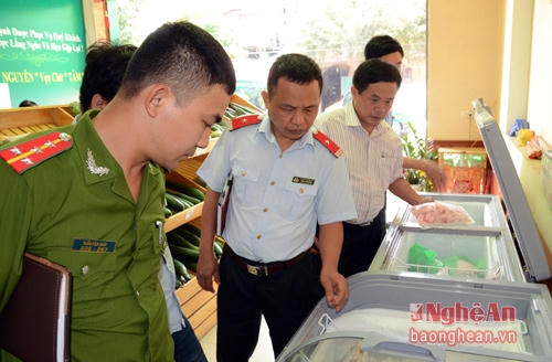 Qua kiểm tra, Đoàn thanh tra liên ngành phát hiện một số lỗi vi phạm ở cửa hàng thực phẩm an toàn Tâm Nguyên 1.