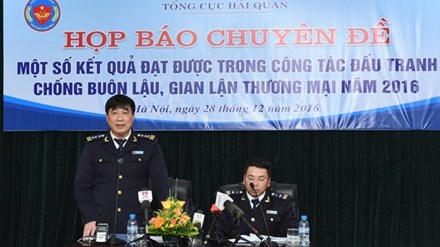 Cục trưởng Cục Điều tra chống buôn lậu Nguyễn Phi Hùng (bìa trái) trả lời báo chí ngày 28/12. (Ảnh: Tuấn Nguyễn)