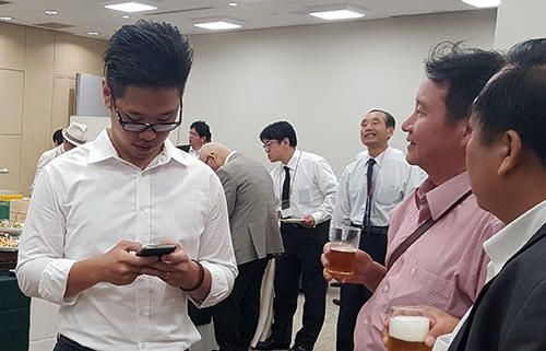 Ông Vũ Minh Hoàng (trái) trong lần tiếp xúc các doanh nghiệp Nhật Bản với vai trò Phó giám đốc Trung tâm Xúc tiến Đầu tư - Thương mai và Hội chợ triển lãm Cần Thơ. Ảnh: A.X