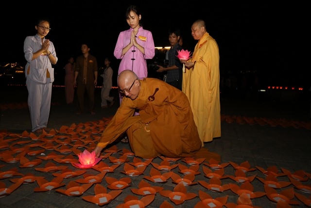 Ninh Bình: Đêm hội hoa đăng cầu Quốc thái Dân an tại chùa Bái Đính