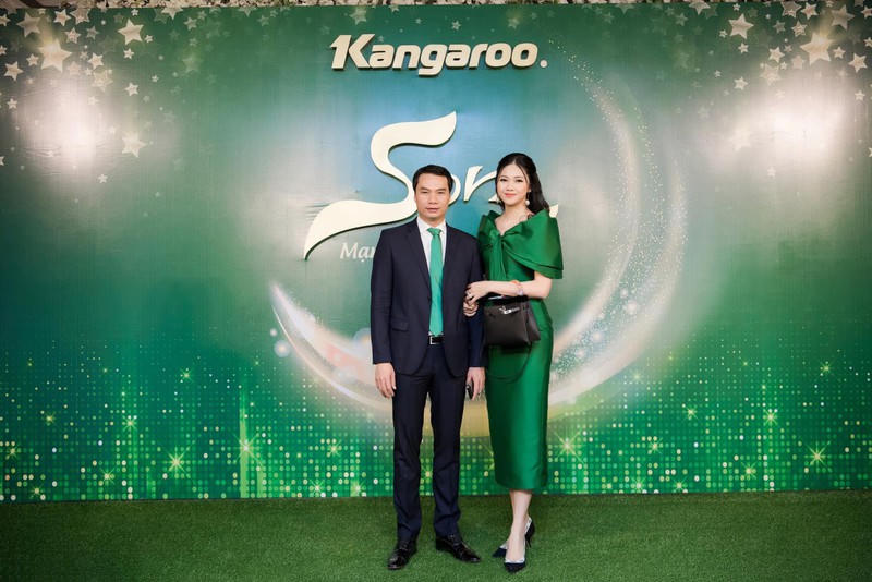 Kể từ sau khi lấy chồng, Thanh Tú ít tham gia các hoạt động showbiz, cô dành thời gian nhiều để chăm sóc gia đình và quý tử. Thỉnh thoảng, cô xuất hiện cùng ông xã hơn tuổi tại sự kiện của công ty chồng.