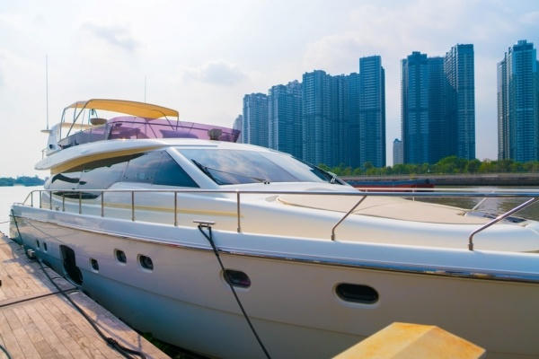 Lý Nhã Kỳ tổ chức tri&ecirc;̉n lãm kim cương tr&ecirc;n du thuy&ecirc;̀n tri&ecirc;̣u đ&ocirc;