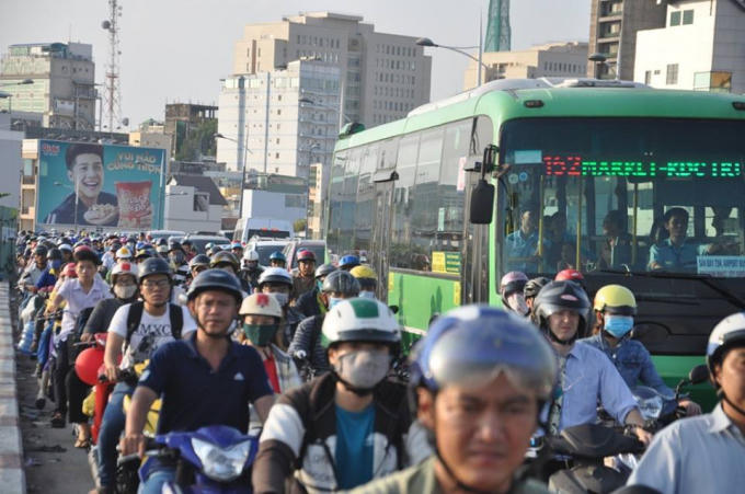 Kẹt xe nghi&ecirc;m trọng tr&ecirc;n cầu Nguyễn Văn Cừ.