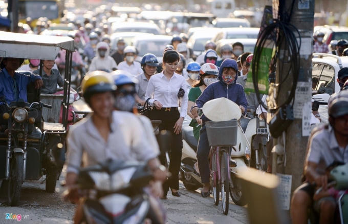 Từ lâu, vào giờ cao điểm vỉa hè bất đắc dĩ trở thành lối dành cho người đi xe máy. Người đi bộ đành luồn lách "sống chung với lũ". Ảnh: Lê Hiếu.