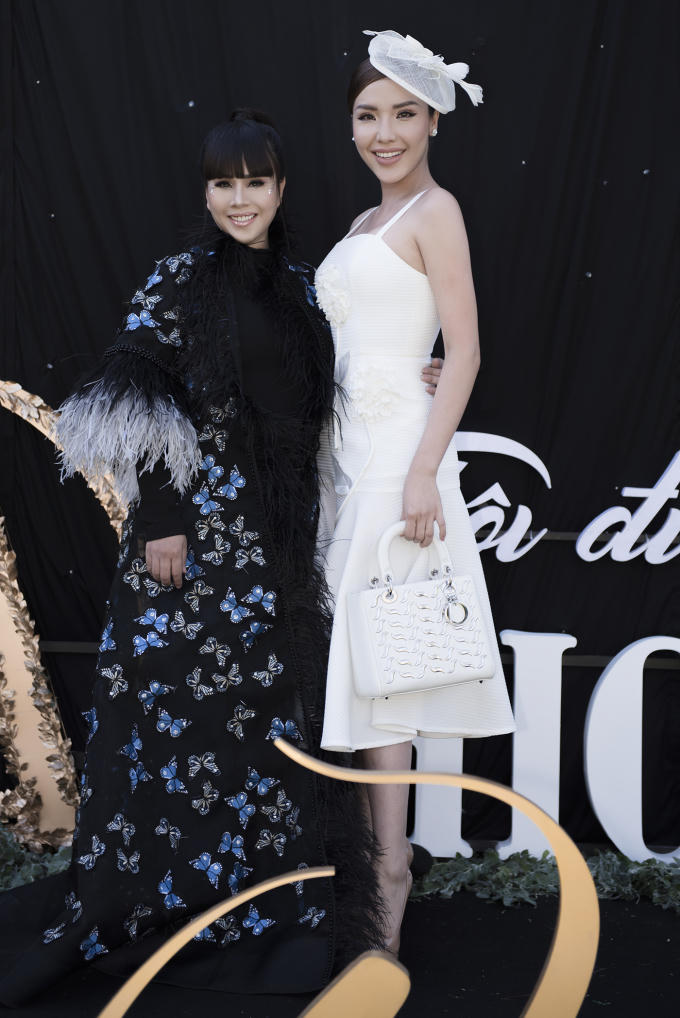 Á hậu biển Khánh Phương cũng là gương mặt gây chú ý khi tham gia AMI Fashion show 2018 mùa 2. Người đẹp hào hứng trước buổi biểu diễn và không quên dành những lời chúc tốt đẹp cho NTK Hằng Nguyễn.