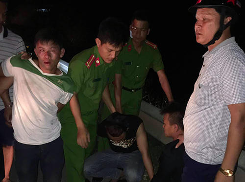 Cảnh sát hình sự khống chế nhóm cướp. Ảnh: Đ.H