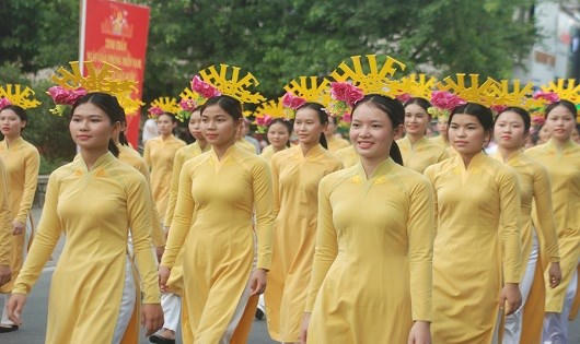 Đoàn đi qua đường Trần Hưng Đạo, cầu Phú Xuân rồi về lại đường Lê Lợi đến sân khấu Bia Quốc Học, lễ rước đã thu hút đông đảo du khách thập phương trong và ngoài nước theo dõi.