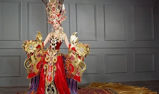 Trang phục Sen vàng nặng 44kg do Dương Nguyễn Khả Trang mặc để tham dự Hoa hậu Siêu quốc gia không nhận nhiều lời khen từ công chúng.