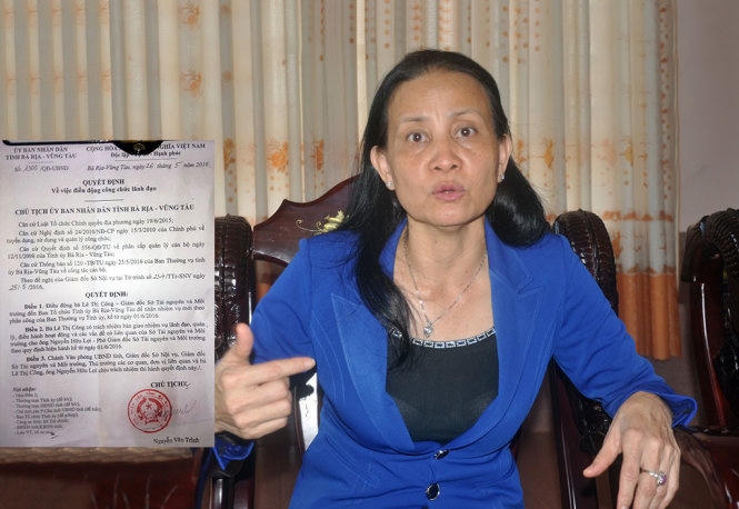 Bà Lê Thị Công và quyết định điều động công chức lãnh đạo đối với bà Công từ giám đốc Sở TN&amp;MT tỉnh Bà Rịa - Vũng Tàu sang Ban tổ chức Tỉnh ủy Bà Rịa - Vũng Tàu -  Ảnh: ĐÔNG HÀ