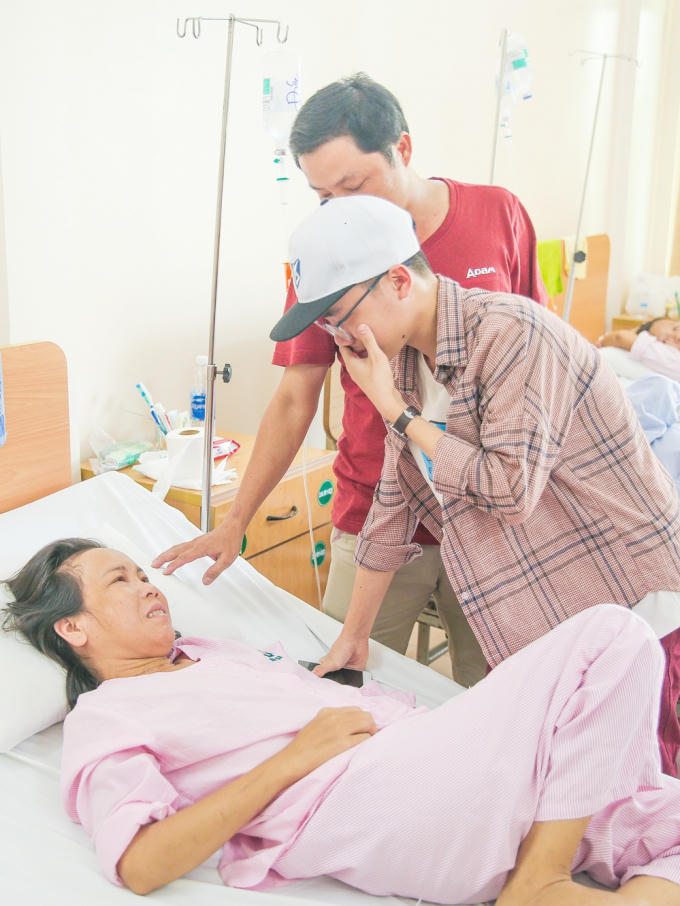 Cảm động trước khoảnh khắc mẹ bé Minh Nhật The Voice Kids bật khóc khi thấy con trai vào viện thăm mẹ