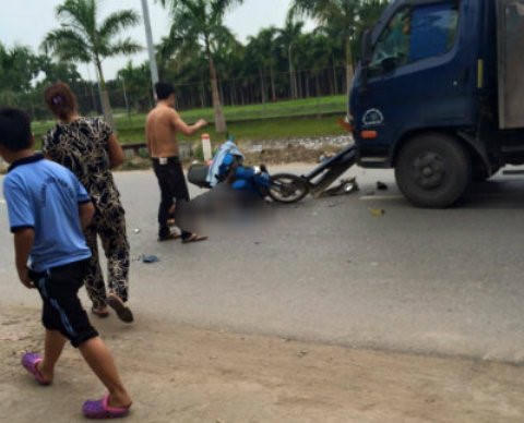 Hiện trường vụ tai nạn đối đầu xe tải khiến nam thanh niên tử vong tại chỗ. (Ảnh: Báo Kinh tế đô thị)