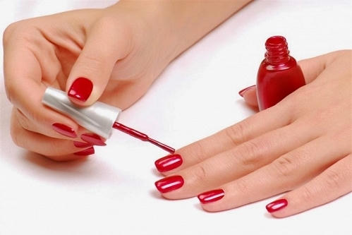 Sơn móng tay có chứa các chất độc hại có ảnh hưởng tới vấn đề sinh sản và ung thư.