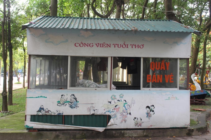 Quầy bán vé "tê liệt" hở tứ phía.