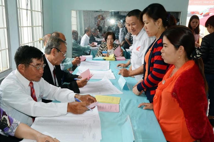 Cử tri tại xã huyện Đức Trọng ( Lâm Đồng) nhận phiếu.