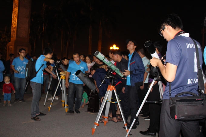 Từ chập tối, những thành viên Hội thiên văn nghiệp dư Hà Nội đã tiến hành lắp ráp ống thiên văn phục vụ việc "ngắm trăng" cho người dân Thủ đô.