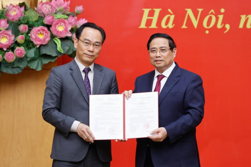 Thủ tướng trao quyết định điều động, bổ nhiệm cho đồng chí Hoàng Minh Sơn - Ảnh: VGP